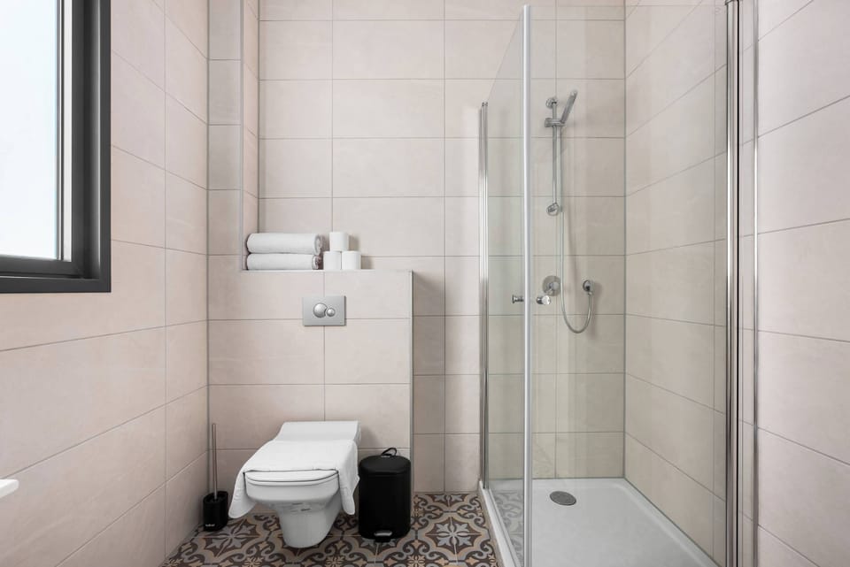 Luxury 5BR PH Balcony Jacuzzi w Mamad Apartment in Tel Aviv District