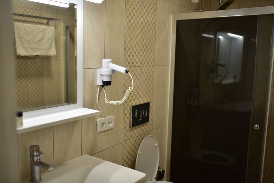 Classic Room, Balcony, Garden View | Bathroom | Shower, hair dryer, slippers, towels