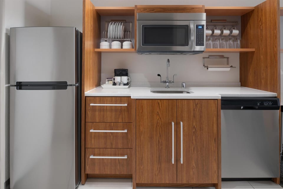 Full-size fridge, microwave, dishwasher, coffee/tea maker