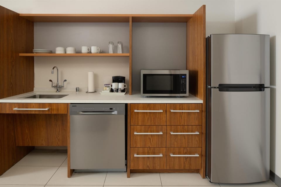 Full-size fridge, microwave, dishwasher, coffee/tea maker