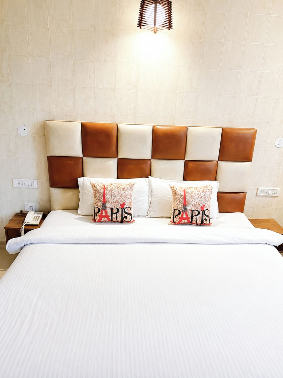 Hypo-allergenic bedding, desk, free WiFi