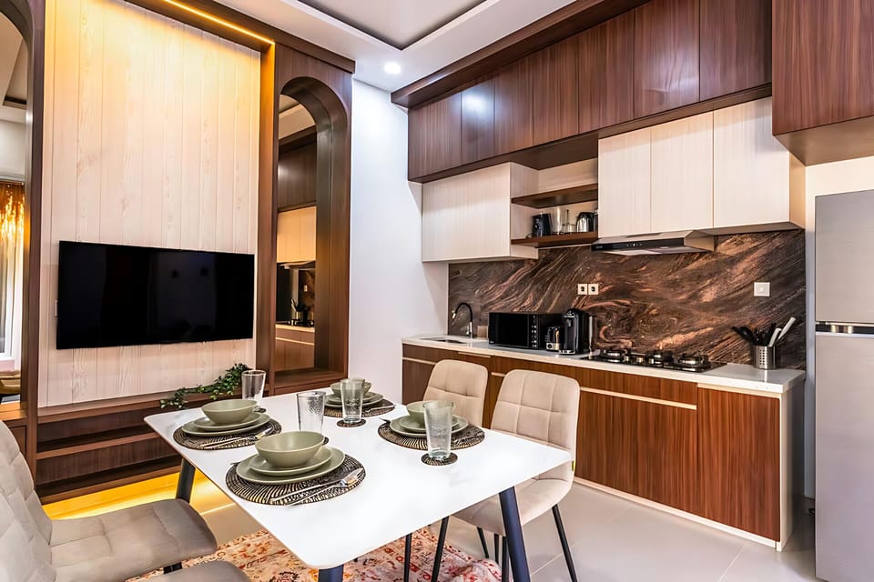 Full-size fridge, microwave, oven, stovetop