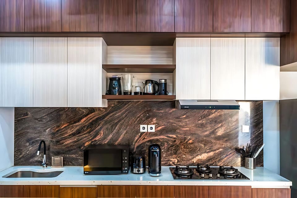 Full-size fridge, microwave, oven, stovetop