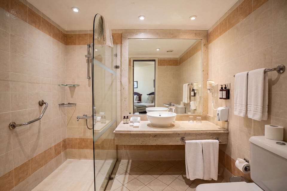 Family Suite, Sea View | Bathroom | Shower, free toiletries, hair dryer, towels