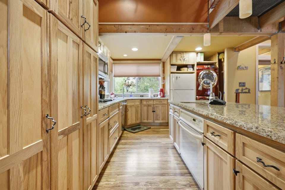 Cabin, 2 Bedrooms | Private kitchen | Fridge, oven, coffee/tea maker, toaster