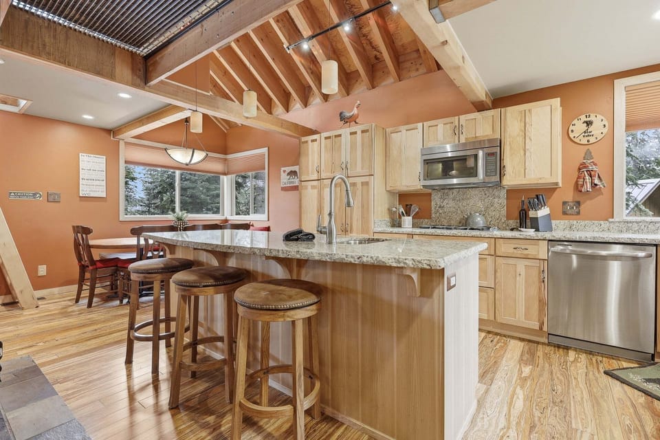 Cabin, 2 Bedrooms | Private kitchen | Fridge, oven, coffee/tea maker, toaster