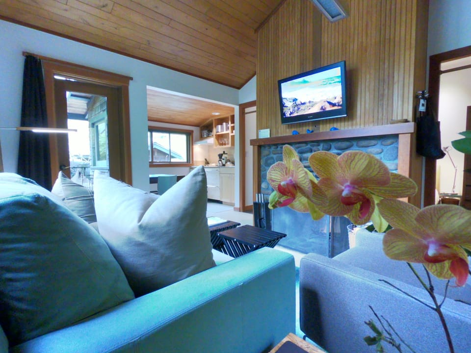 The Cottage | Living area | Flat-screen TV, DVD player