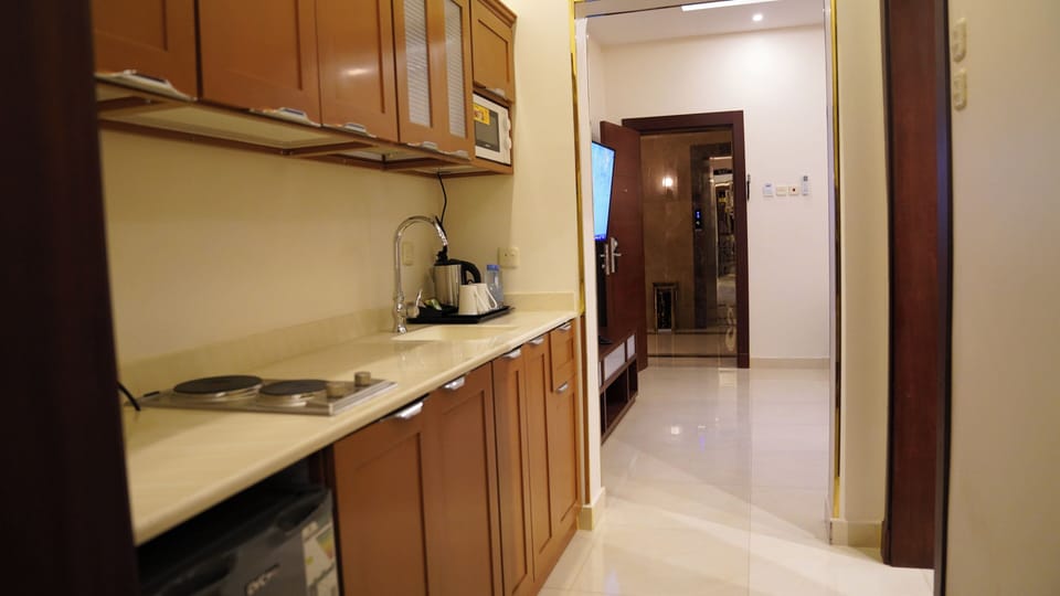 Superior Studio Suite | Private kitchen | Fridge, microwave, oven, stovetop