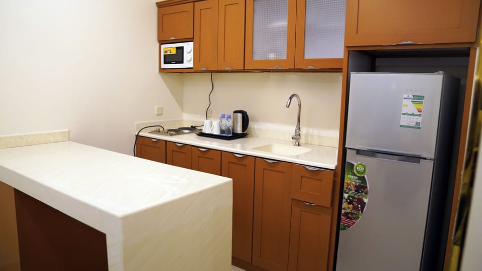 Luxury Suite | Private kitchen | Fridge, microwave, oven, stovetop