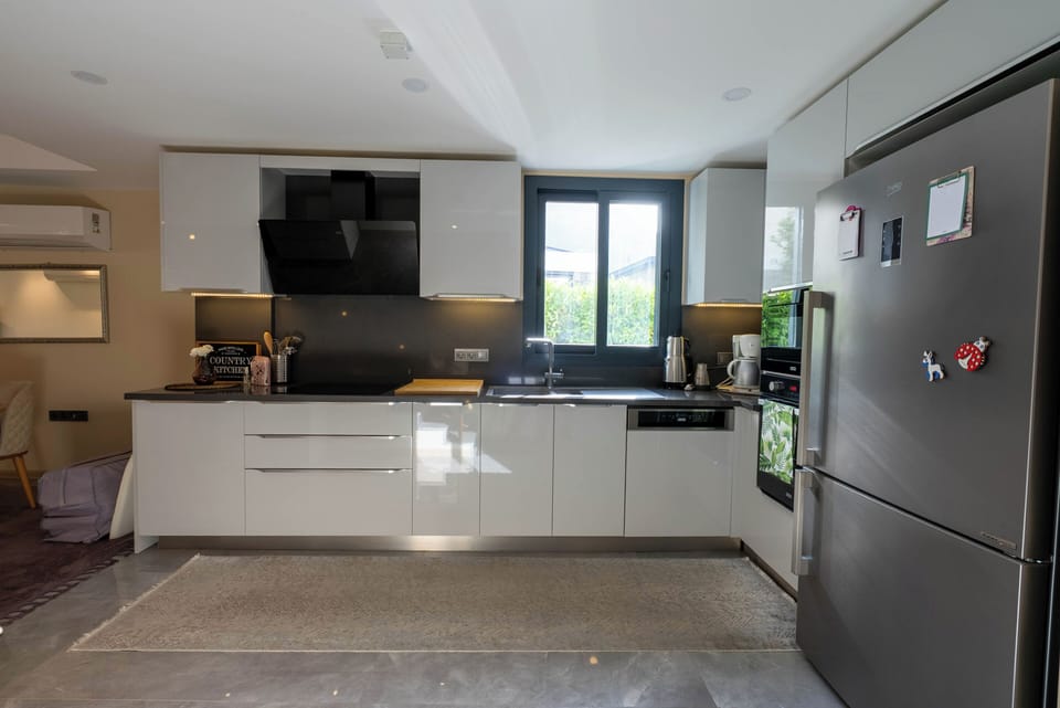 Classic Villa, Balcony, Garden View | Private kitchen