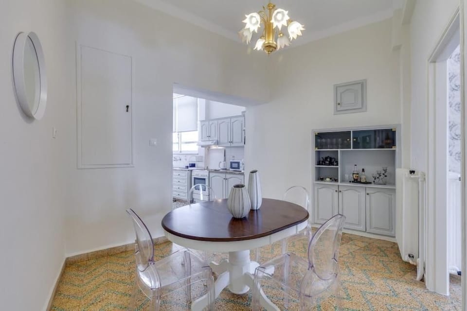 Deluxe House, Patio, Garden View | Dining room