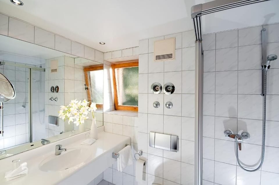 Comfort Double Room, Non Smoking, Garden View | Bathroom | Hair dryer, towels, soap, shampoo
