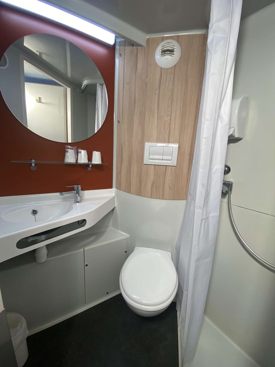 Shower, eco-friendly toiletries, towels