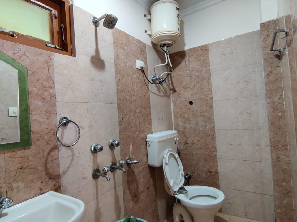 Deluxe Double Room, City View | Bathroom | Free toiletries, soap