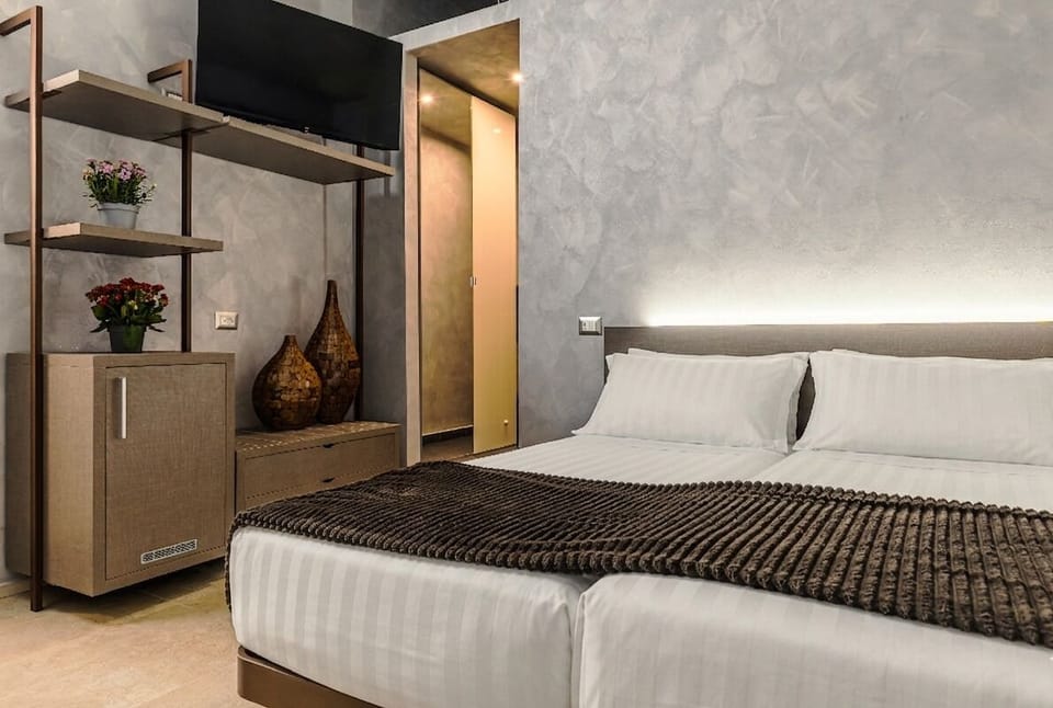 Comfort Triple Room | In-room safe, desk, blackout drapes, iron/ironing board