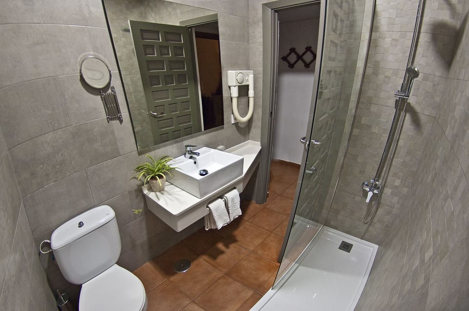 Triple Room | Bathroom shower