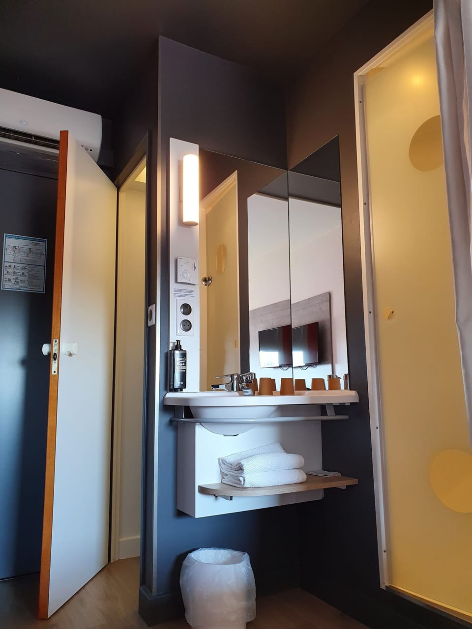 Shower, eco-friendly toiletries, towels