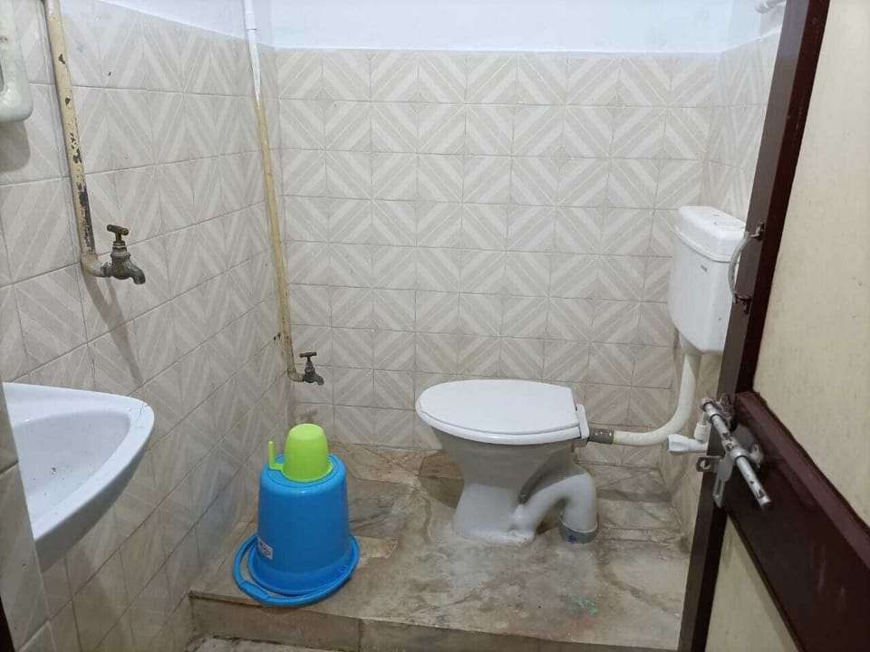 Shower, rainfall showerhead, free toiletries, bidet