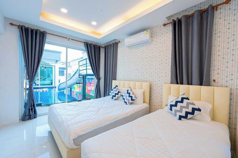 Family Three-bedroom pool Villa | Desk, WiFi (free), bed sheets