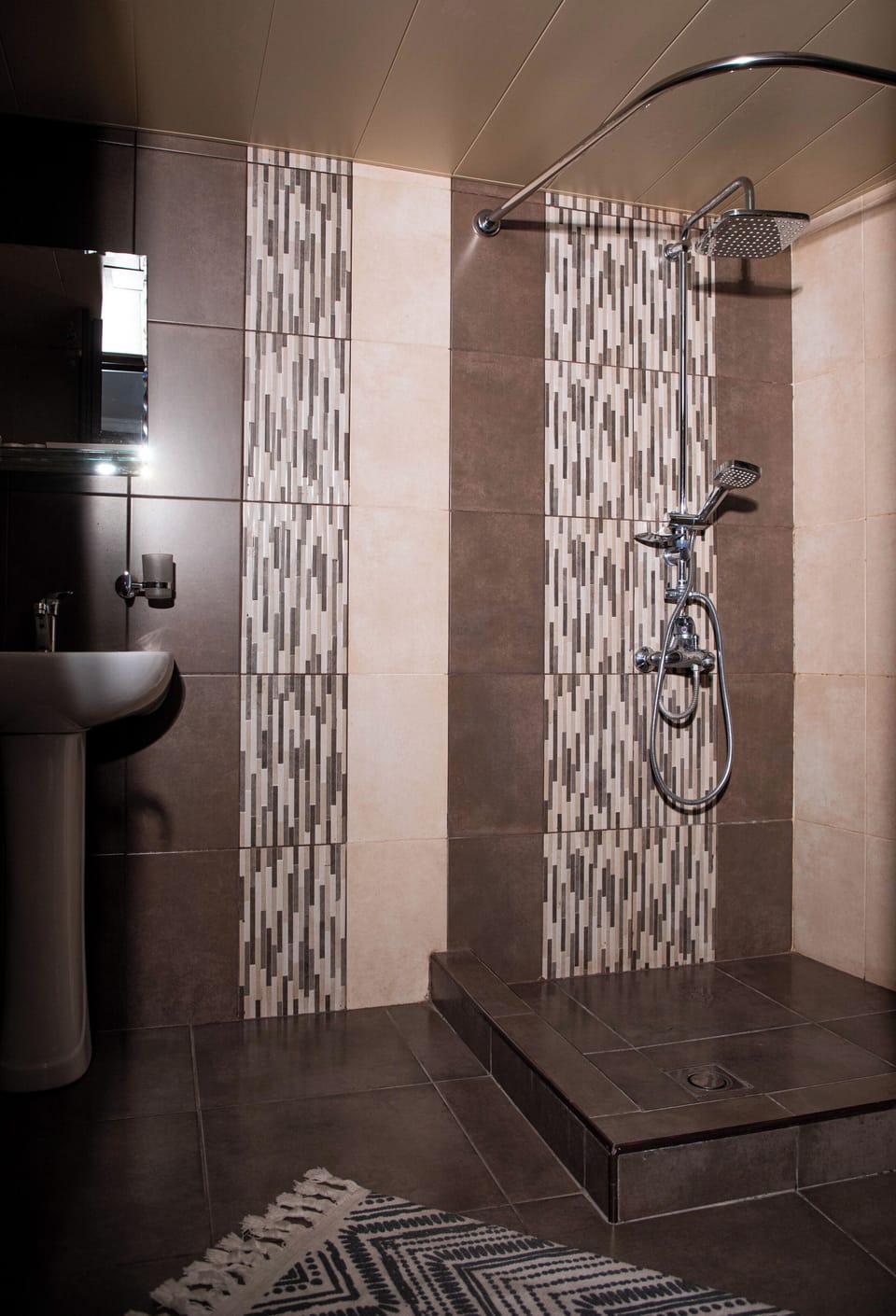 Panoramic Double Room | Bathroom shower