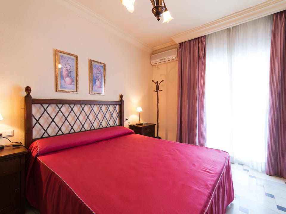 Single Room | Desk, blackout drapes, rollaway beds, free WiFi