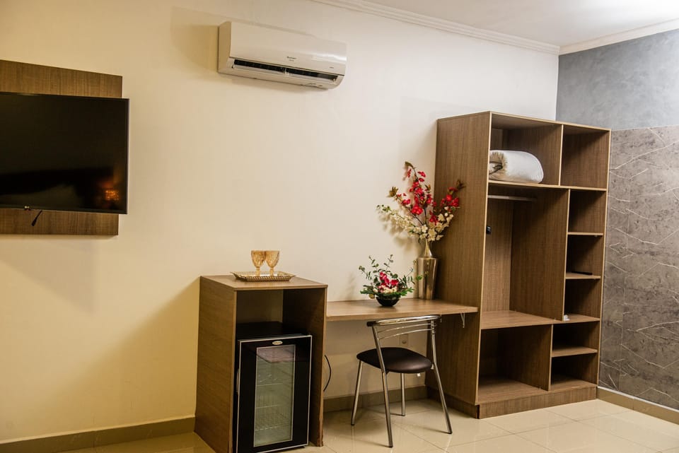 Deluxe Suite | Minibar, individually furnished, desk, laptop workspace