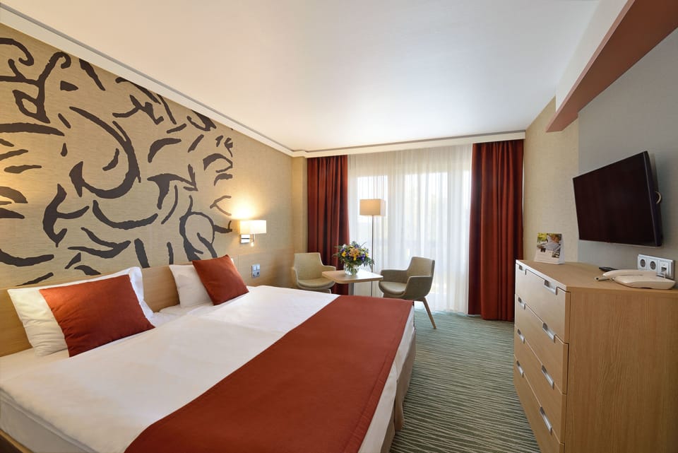 Executive Double or Twin Room | Hypo-allergenic bedding, in-room safe, desk, free WiFi