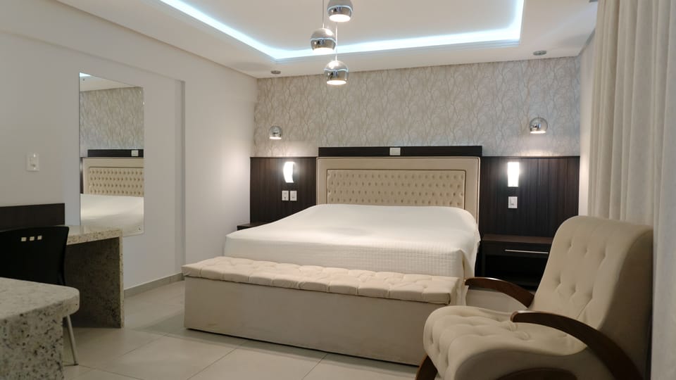 Suite, 1 Double Bed | Desk, blackout drapes, soundproofing, iron/ironing board