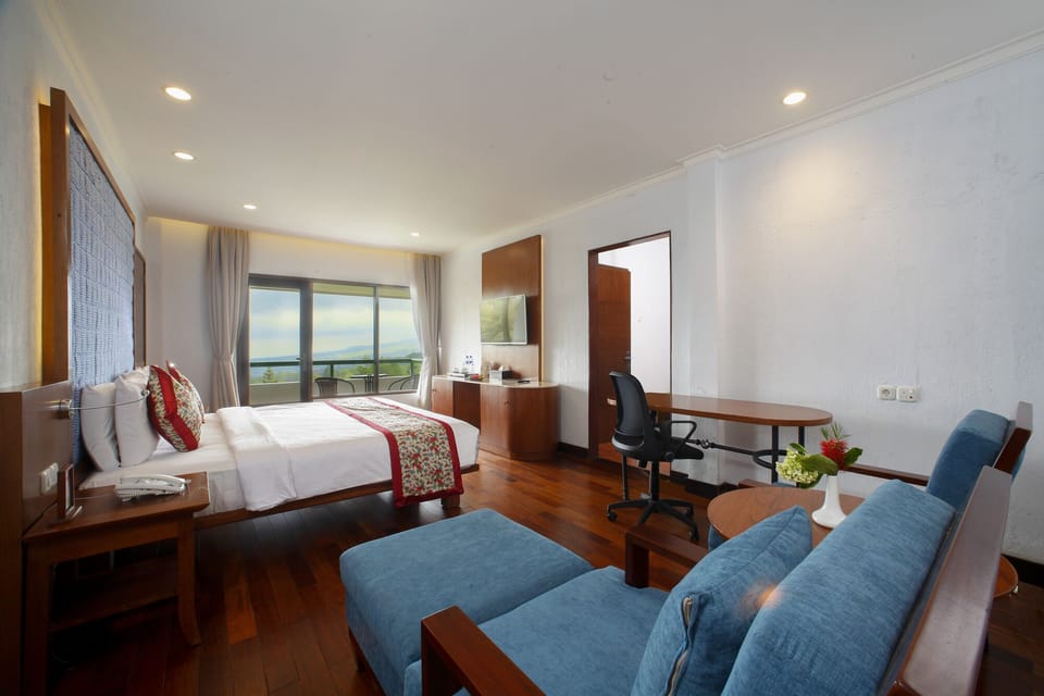 Executive Deluxe | Premium bedding, in-room safe, free WiFi, bed sheets