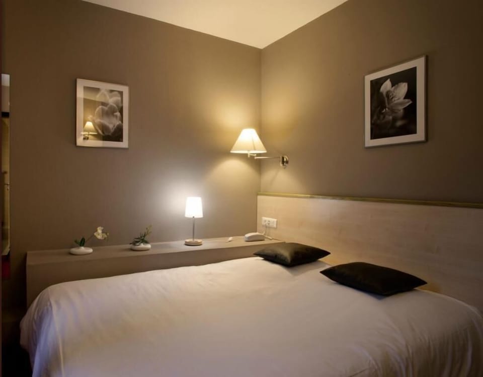 Standard Room, 1 Double Bed, Non Smoking | Desk, blackout drapes, iron/ironing board, free WiFi