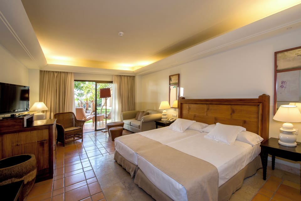Premium bedding, down comforters, minibar, in-room safe