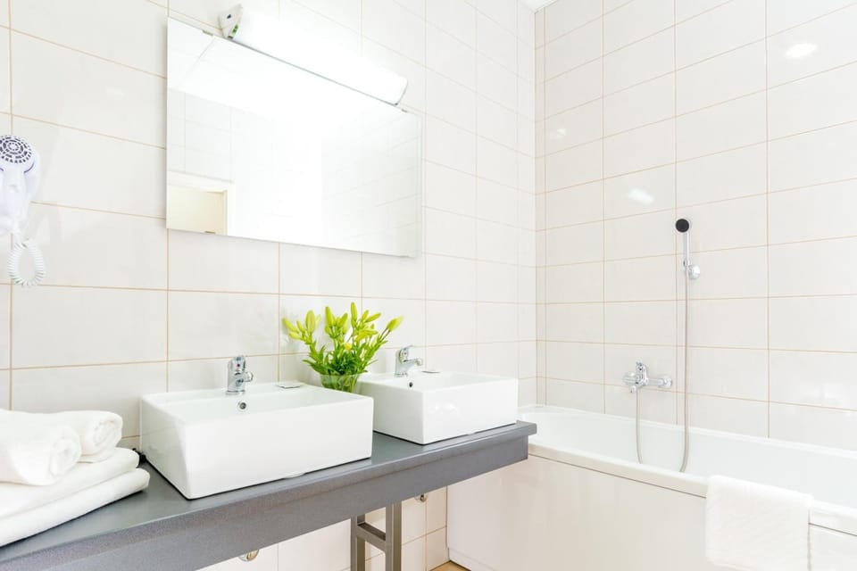 Bathtub, free toiletries, hair dryer, towels