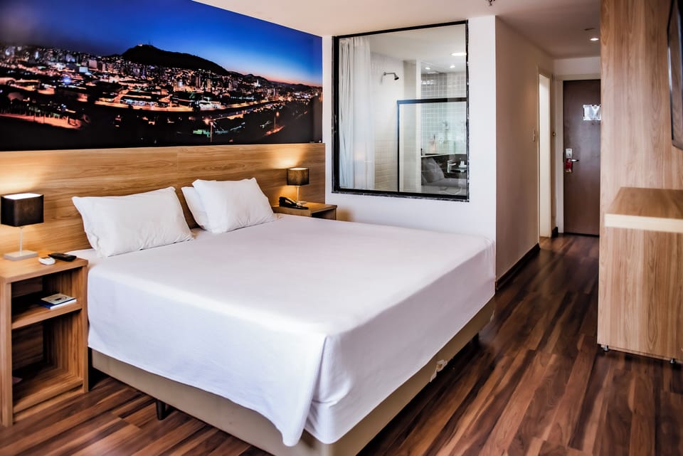 Master - Banheira com hidromassagem | Bathroom | Hydromassage showerhead, free toiletries, hair dryer, towels