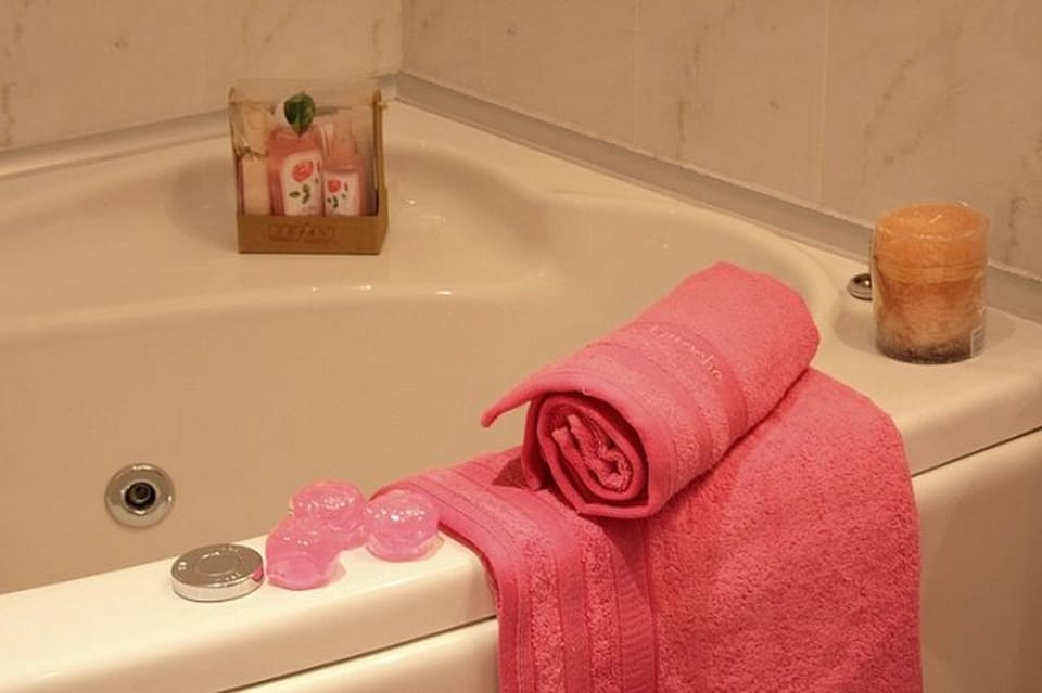 Deluxe Room | Bathroom | Free toiletries, hair dryer, bidet, towels