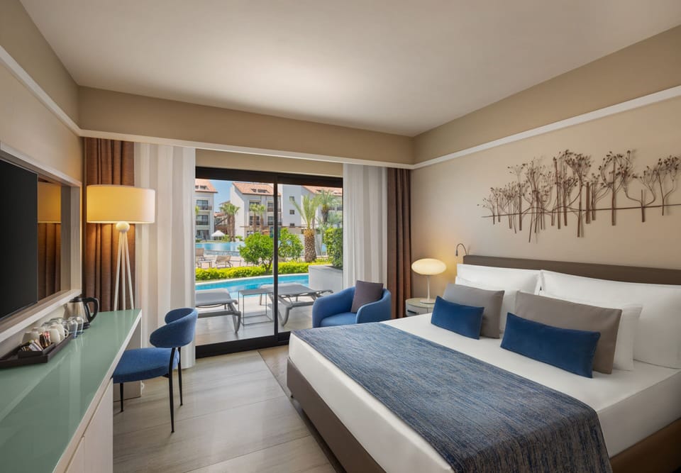 Family Room (Swim-Up) | Minibar (free items), in-room safe, desk, iron/ironing board