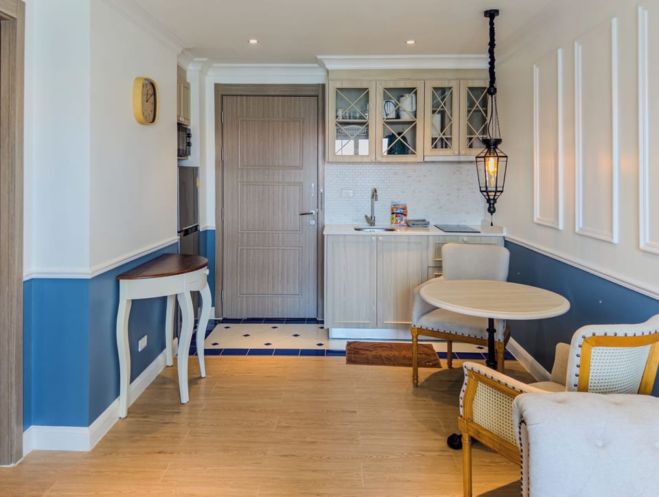 Comfort Condo, Balcony, Pool View | Interior
