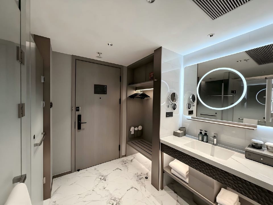 Executive Twin Room | Bathroom | Shower, hair dryer, towels, shampoo