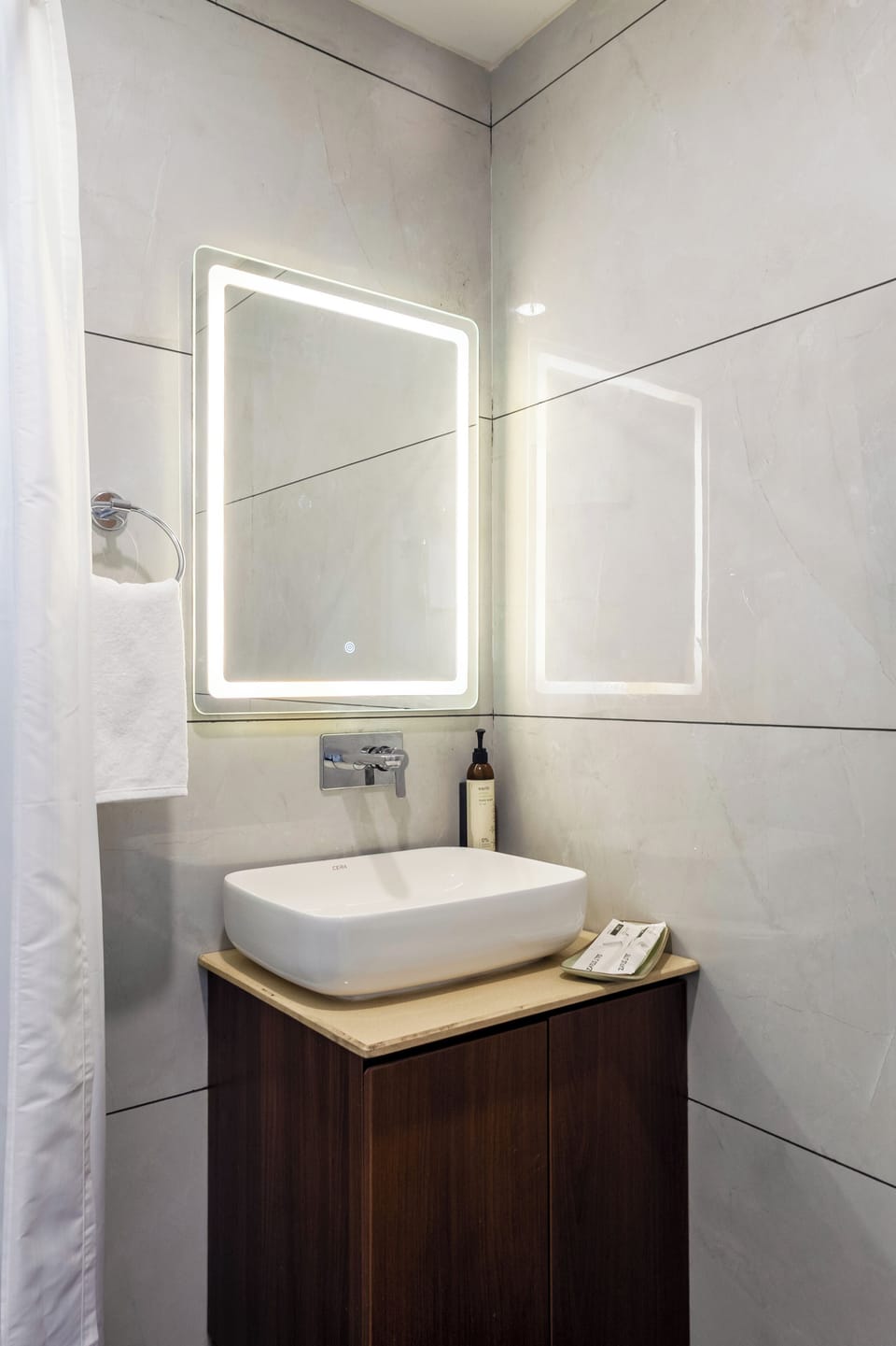 Deluxe Double Room, Private Bathroom, City View | Bathroom | Shower, free toiletries, hair dryer, slippers
