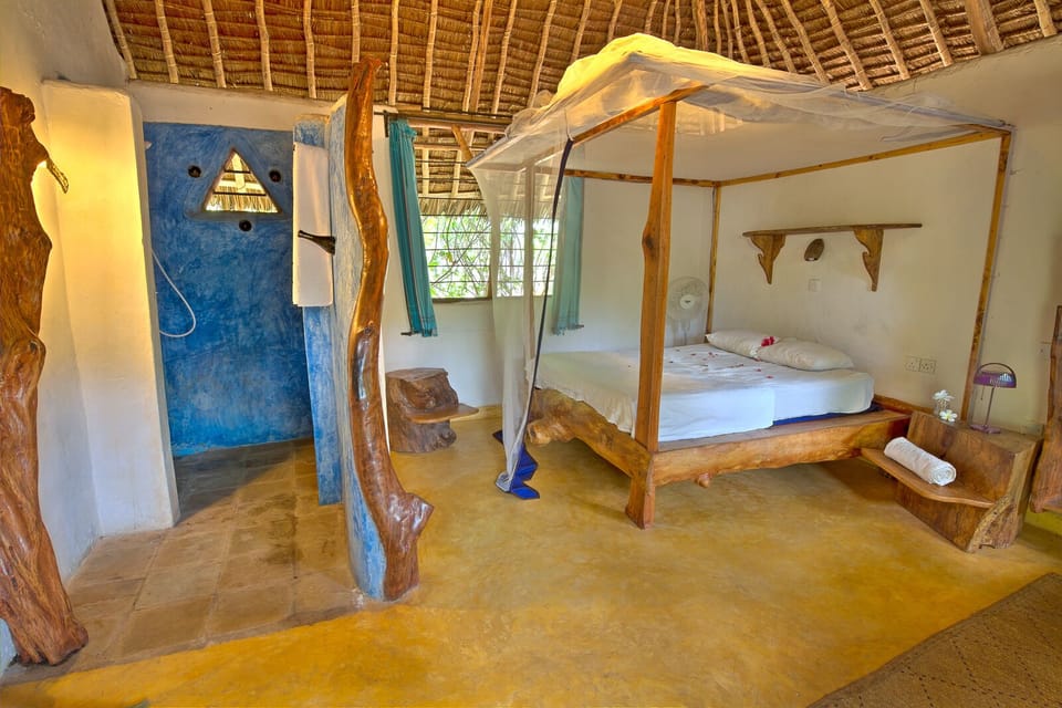 Comfort Double Room, 1 Queen Bed, Shared Bathroom | Individually decorated, individually furnished, blackout drapes