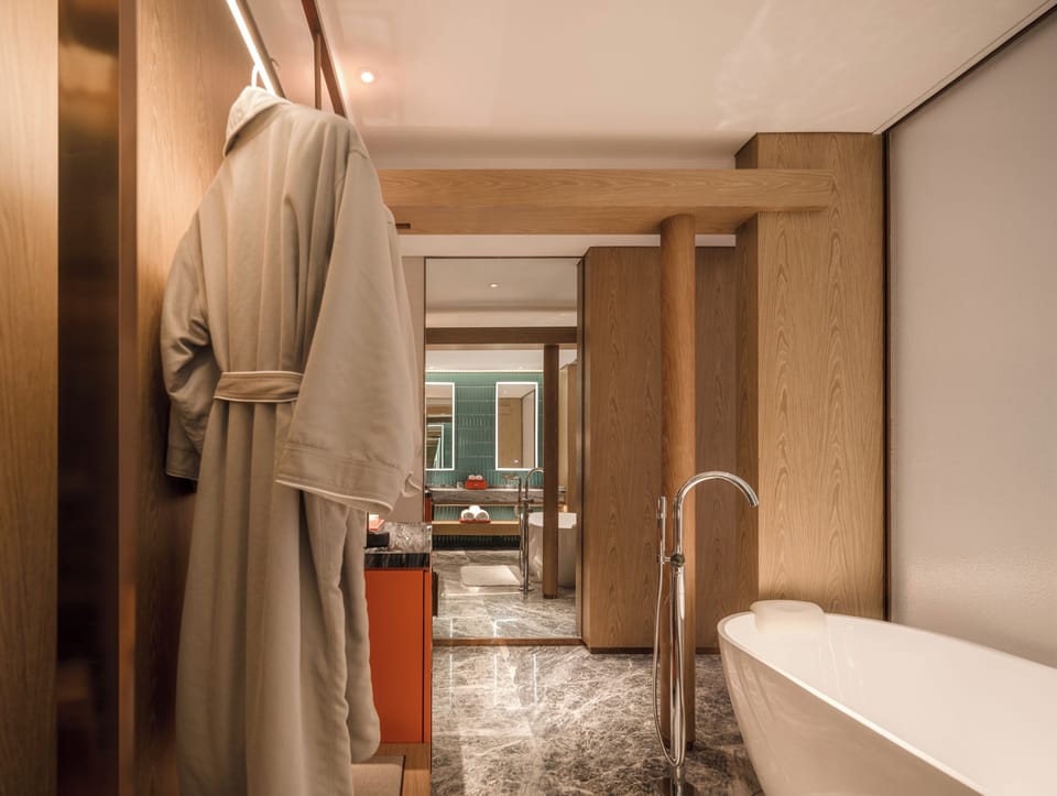 Tianliang · Deluxe King Room (Capsule Coffee Machine, Panoramic Floor-to-Ceiling Window, bathtub) | Bathroom | Separate tub and shower, hair dryer, towels, soap