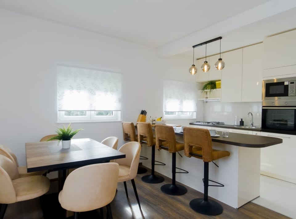 House (Four Bedroom Villa with Terrace) | Dining room