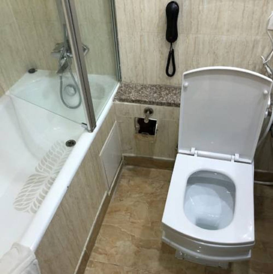 Combined shower/tub, free toiletries, soap, shampoo