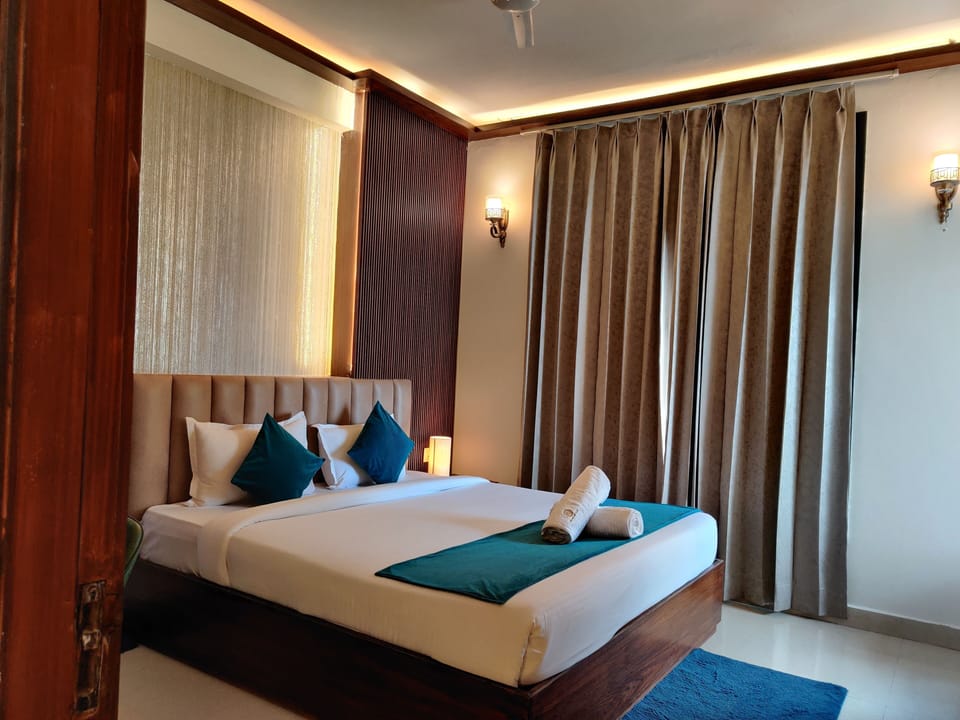  Luxury Suite With Balcony and Seating Lounge | Premium bedding, desk, free WiFi, bed sheets