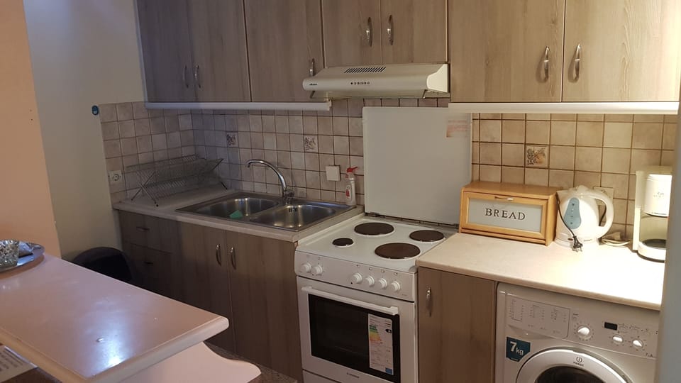 Deluxe Apartment, 3 Bedrooms | Private kitchen | Full-size fridge, stovetop, coffee/tea maker, cookware/dishes/utensils