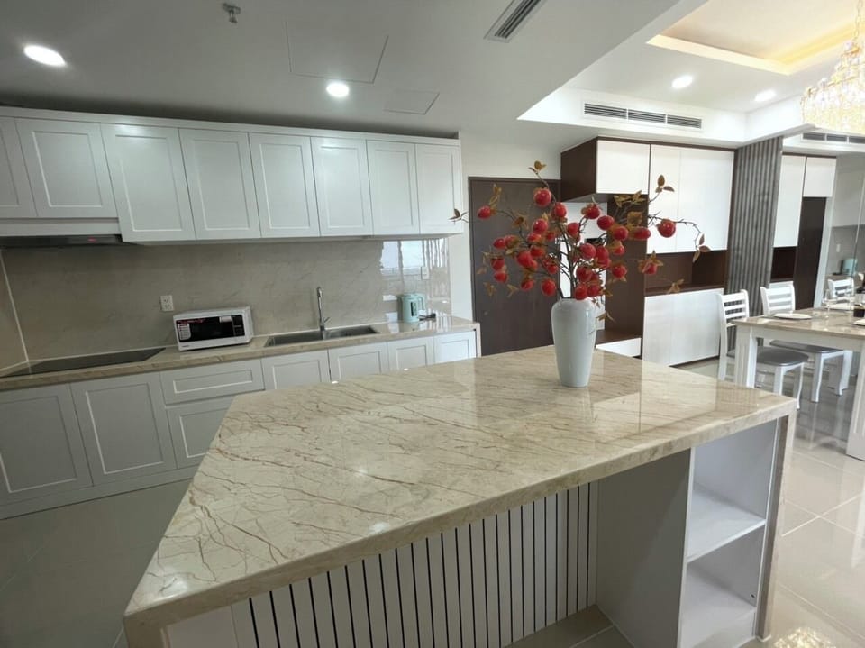 Luxury Duplex, City View | Private kitchen