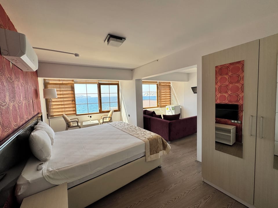 Deluxe Room, Sea View | Laptop workspace, free WiFi
