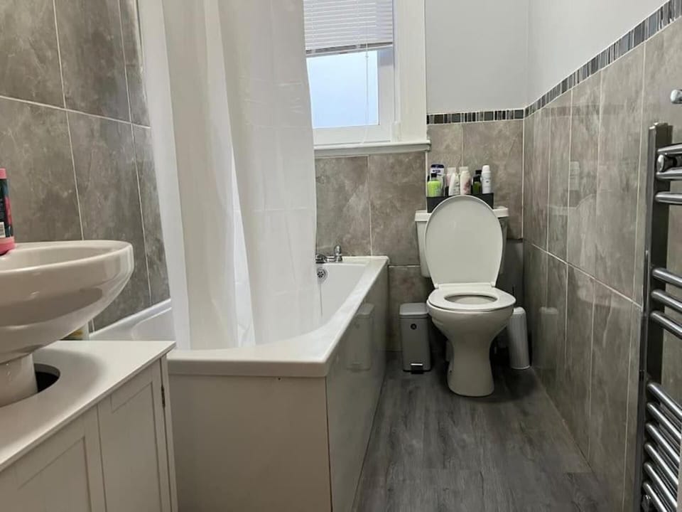 3 Bedroom Flat - Sleeps 6 - Free Parking Apartment in Kirkcaldy