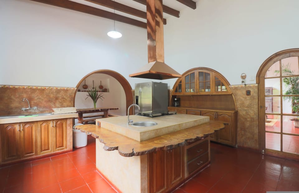 House | 12 bedrooms, high-speed internet