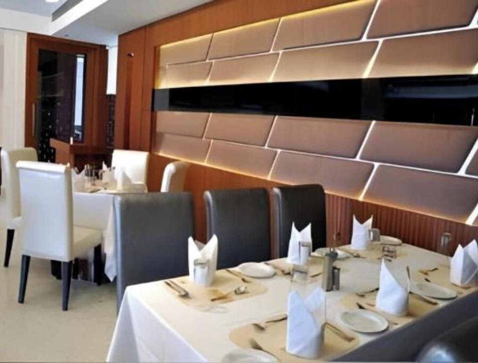 Deluxe Double Room, City View | Dining