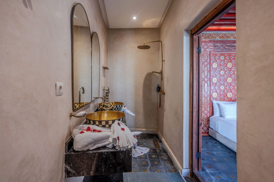 Deluxe Double Room | Bathroom | Shower, towels, soap, shampoo